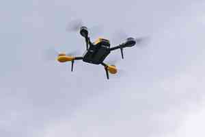 廣東無人機追捕電動車 民諷高科技成盯人工具