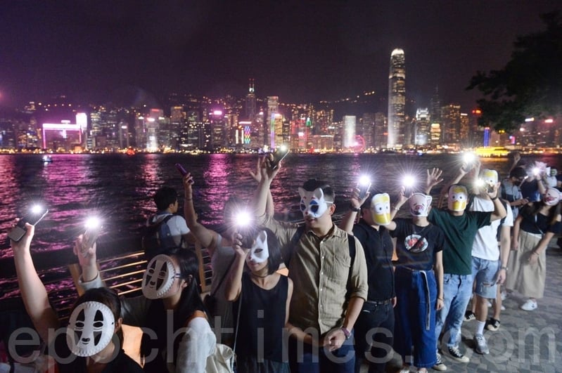 香港高等法院11月18日裁決港府《禁蒙面法》違憲。圖為2019年10月18日，香港市民戴各種面具，組成人鏈表達抗議。（宋碧龍／大紀元）