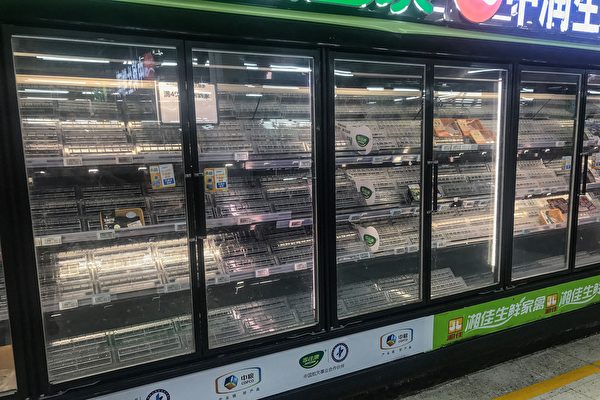 受疫情影響，8月2日，武漢大批市民紛紛到超市購物、囤積物資。（Getty Images）