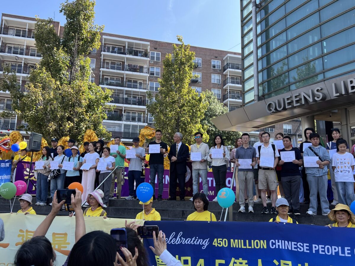 8月10日(周日)上午,全球退出中共服務中心在紐約法拉盛舉行集會,慶祝全球退出中共黨、團、隊(簡稱「三退」)的人數突破了4.5億人暨「打倒中共惡魔」聯署即將達500萬。圖為25位「三退」勇士現場領取《退黨(團、隊)證明》。(洪博/全球退黨服務中心)