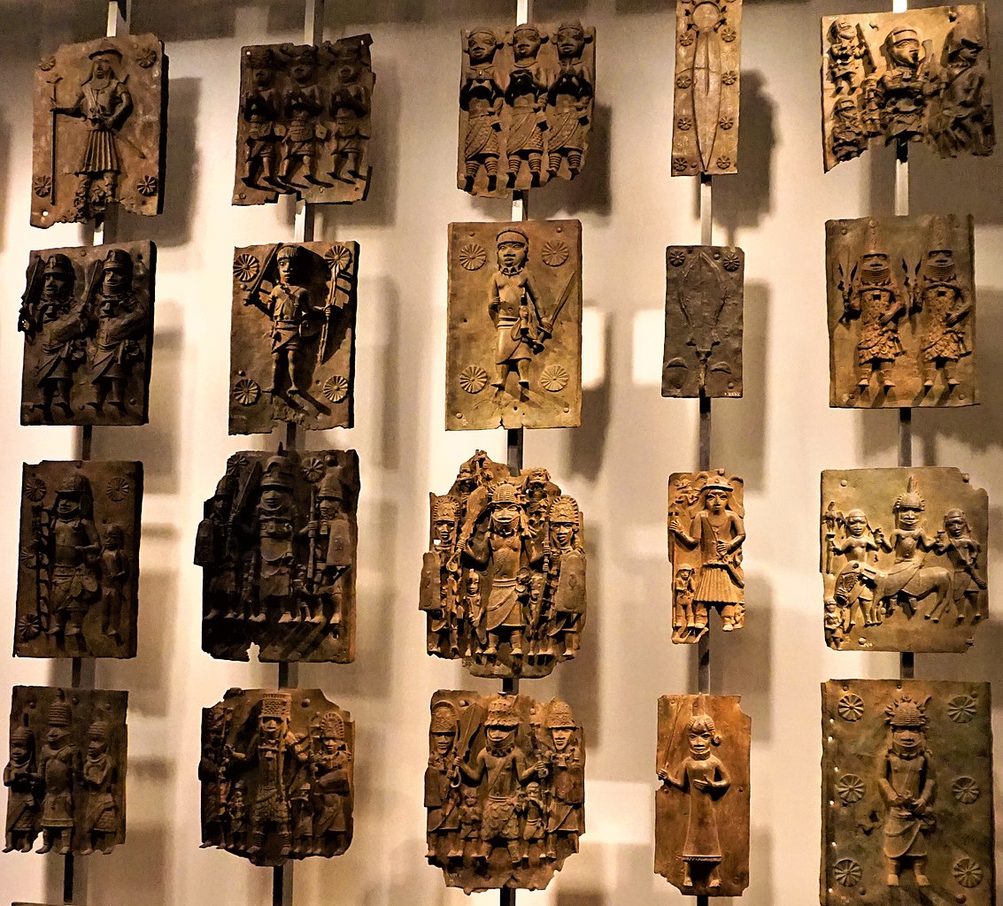 大英博物館展出的一系列貝寧青銅器。（Joyofmuseums/Wikimedia Commons）