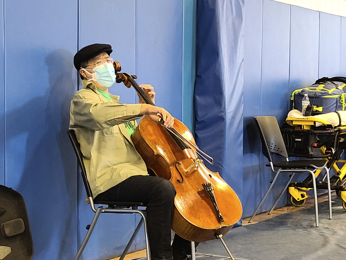  2021年3月13日，大提琴家馬友友在麻薩諸塞州的波克夏社區學院（Berkshire Community College）進行即興演出。（Jonah SYKES/Berkshire Community College/AFP）