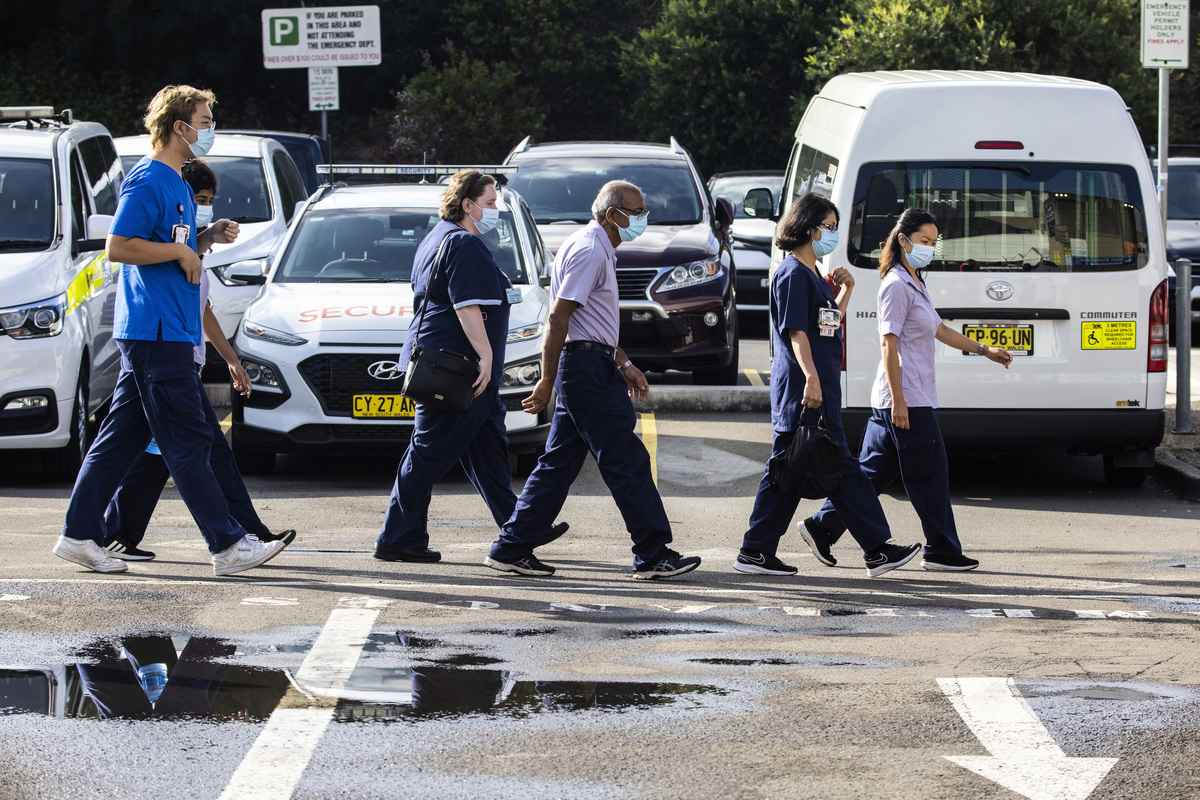 新州護士行業一直在呼籲政府增加人員配置。圖為上班途中的悉尼護士資料照。（Jenny Evans/Getty Images）