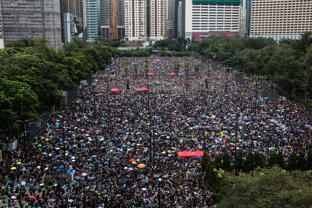 「民間人權陣線」18日在維多利亞公園發起「流水式集會」，要求香港政府撤回《逃犯條例》修訂，儘管天氣不佳，但人潮仍擠滿6個足球場。 （ISAAC LAWRENCE/AFP/Getty Images）