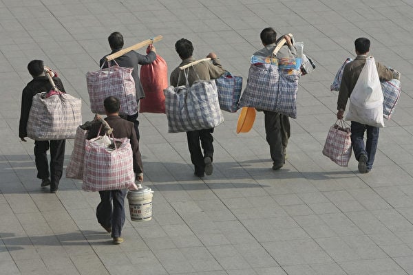 北京市官方稱去年輕壯年人口減少23.3萬，被外界認為是失業潮帶來的效應。圖為大陸農民工返鄉一景。（大紀元資料室）