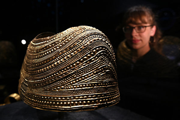 2022年2月14日，英國倫敦，大英博物館（The British Museum）將舉行「巨石陣世界」（The World of Stonehenge）展覽。圖為一個在威爾士弗林特郡（Flintshire）發現的模具金斗篷（Mold Gold cape），年代約介於公元前1,900年至公元前1,600年之間。（Daniel Leal/AFP）