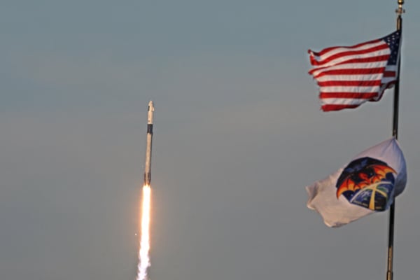 2025年3月14日,SpaceX的獵鷹9號火箭成功發射,將新一批太空人送往國際太空站,並迎回受困的NASA太空人。圖右是美國國旗和SpaceX Crew 10任務旗幟。(Gregg Newton / AFP)