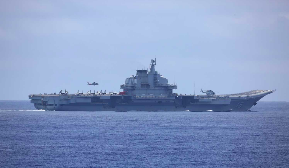 2022年5月10日，日本防衛大臣岸信夫表示，中共航母遼寧號正在沖繩以南、台灣以東的海域上，自5月3日至今，艦載戰機起降次數已超過200次。（日本防衛省提供）