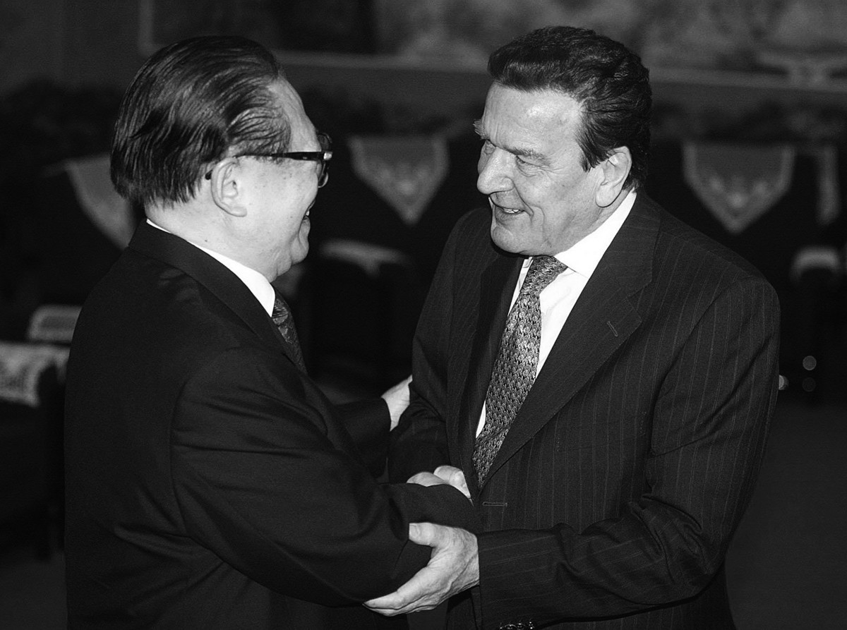 ​2002年12月30日，施羅德（右）在北京和中共前黨魁江澤民會面。 （Photo by FREDERIC BROWN / POOL / AFP）