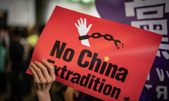 2019年5月4日，香港立法會大樓外反對引渡法的集會中的標語牌 （Anthony Kwan/Getty Images）