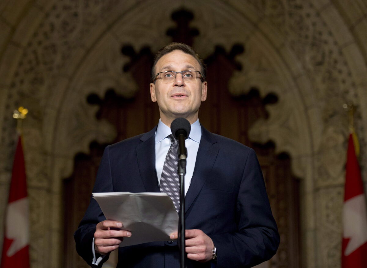 加拿大參議員Leo Housakos。圖為2015年5月26日，他作為參議院發言人在國會山對媒體講話。（Adrian Wyld/CP）