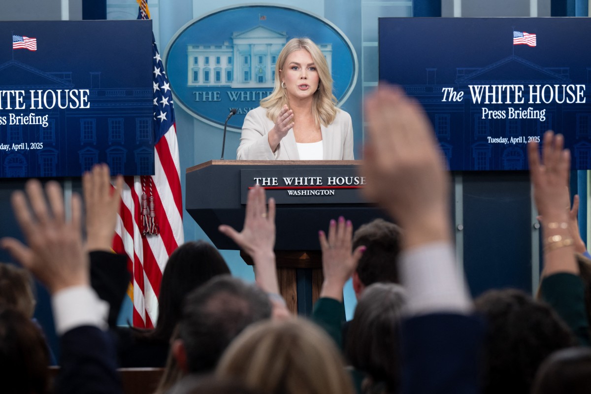 2025年4月1日,白宮新聞發言人萊維特(Karoline Leavitt)在白宮舉行的新聞會上講話。(Saul Loeb/AFP)