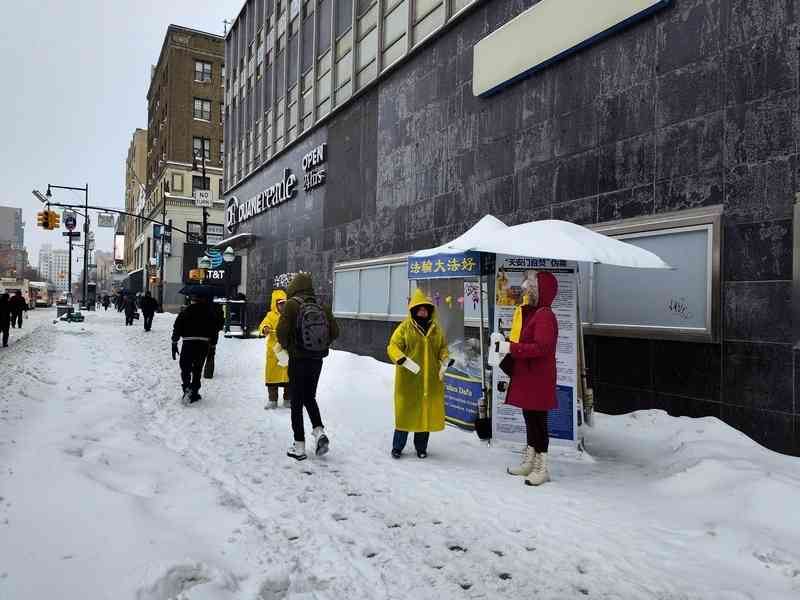 【圖輯】紐約法輪功學員風雪無阻講真相