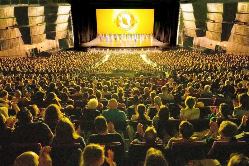 2023年4月28日晚，神韻國際藝術團在巴黎國際會議中心第二輪第三場演出大爆滿。（章樂／大紀元）