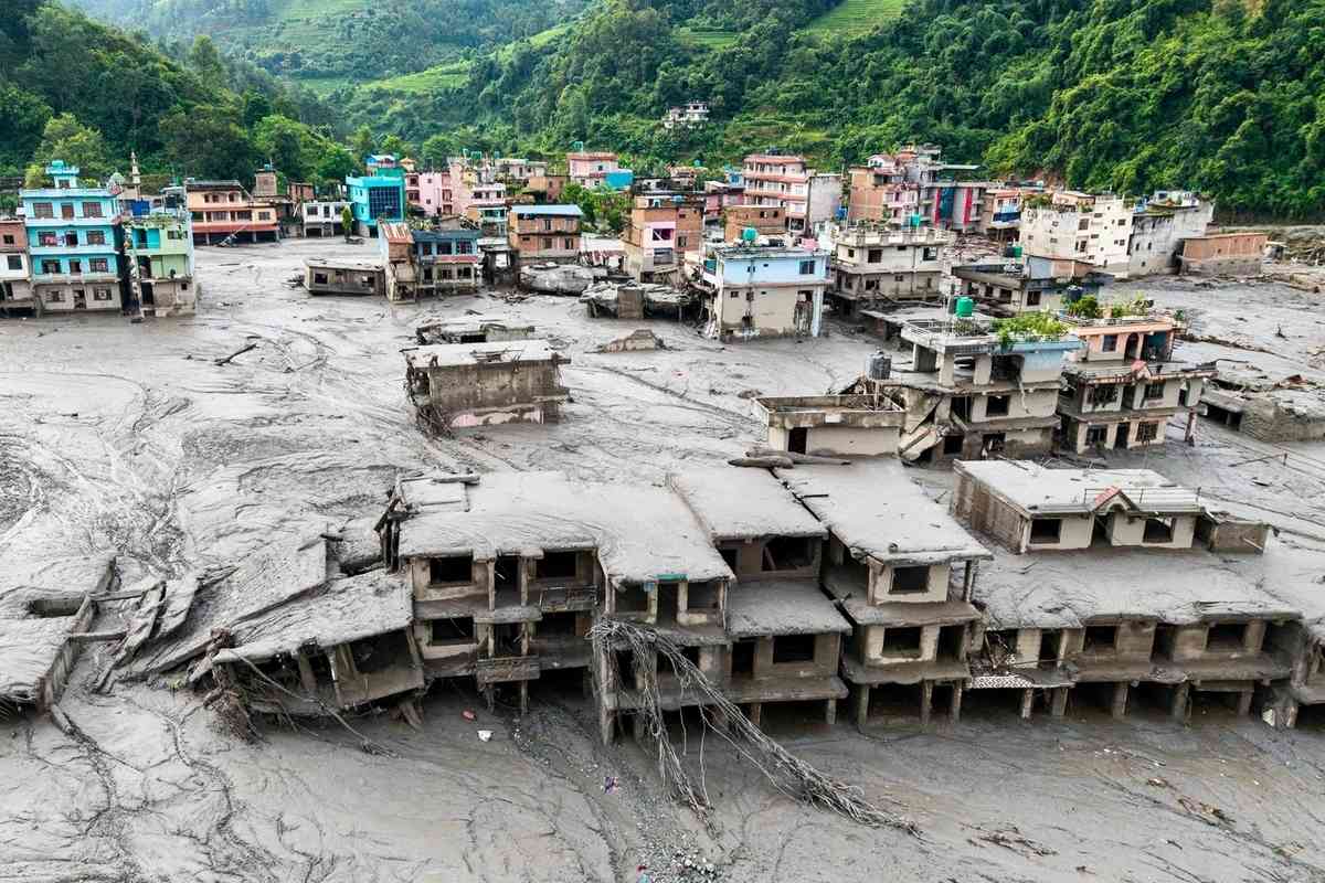 2026年8月27日，尼泊爾努瓦科特縣（Nuwakot）德夫加特（Devghat）的許多房屋被淤泥掩埋。此前一天，中國西藏與尼泊爾交界地區突發大規模泥石流及山洪。（Prabin Ranabhat/AFP via Getty Images）