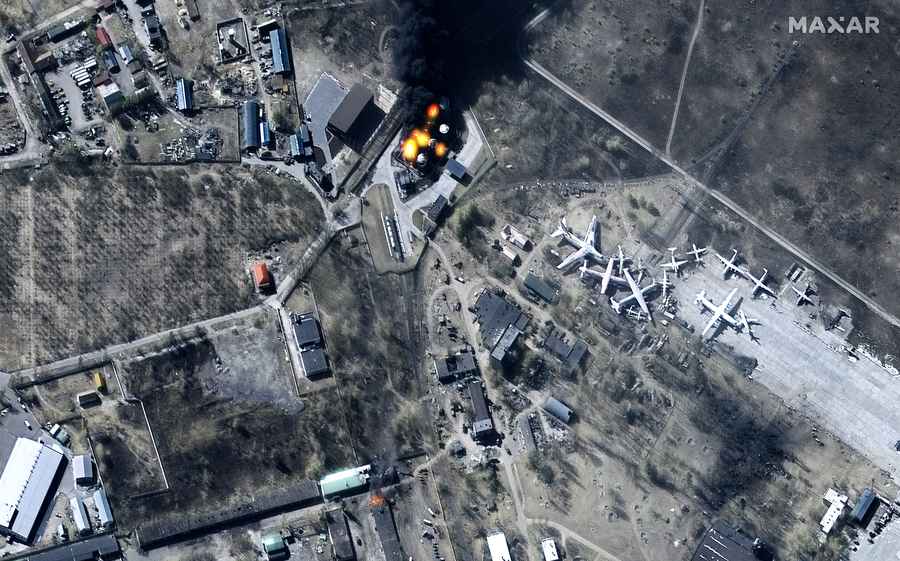 烏克蘭危機｜衛星圖像：俄軍攻擊基輔 小鎮居民區陷戰火