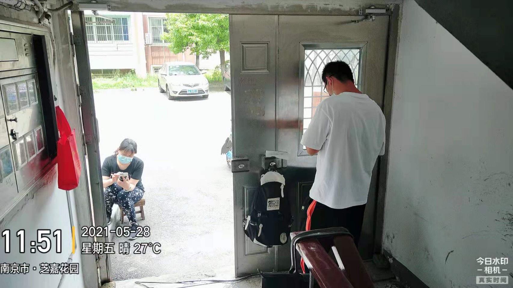 5月26日，南京訪民吳菊芳在北京被地方截訪人員截回後被24小時上崗監控，限制人身自由。（受訪者提供）