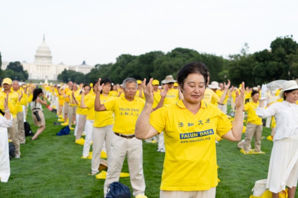 2025年7月17日晚,約1,500名法輪功學員在美國首都華盛頓DC的國家大草坪,舉行燭光夜悼,悼念在1999年7月20日迫害發生以來被中共迫害離世的法輪功學員。在夜悼前舉行了大煉功。(戴兵/大紀元)