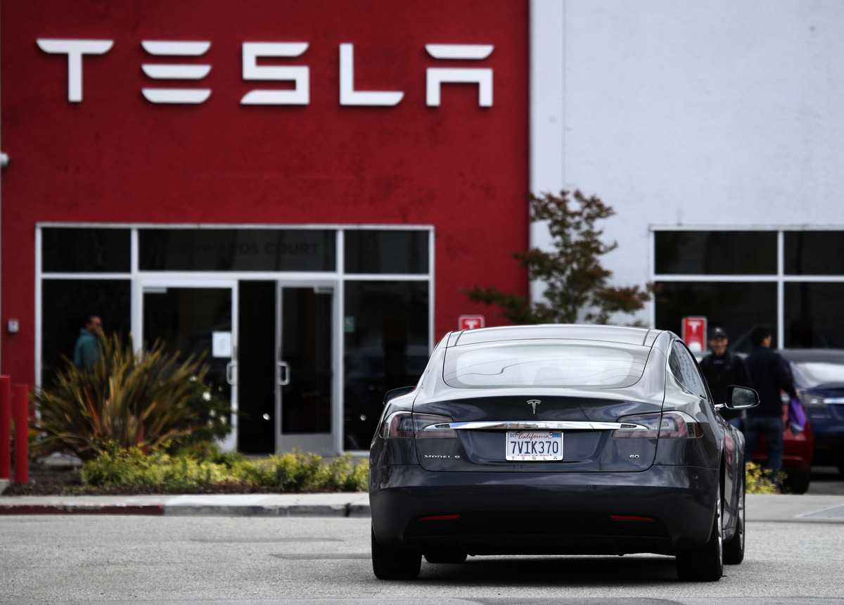  2019年5月20日，一輛TeslaModel S電動車，駛入Tesla展售服務中心。 （Justin Sullivan/Getty Images）