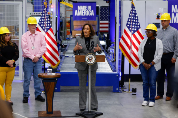 2024年10月28日,美國副總統兼民主黨總統候選人賀錦麗(Kamala Harris)參觀位於密歇根州Hemlock的 Hemlock半導體總部時,與員工對話。(EVELYN HOCKSTEIN/POOL/AFP via Getty Images)