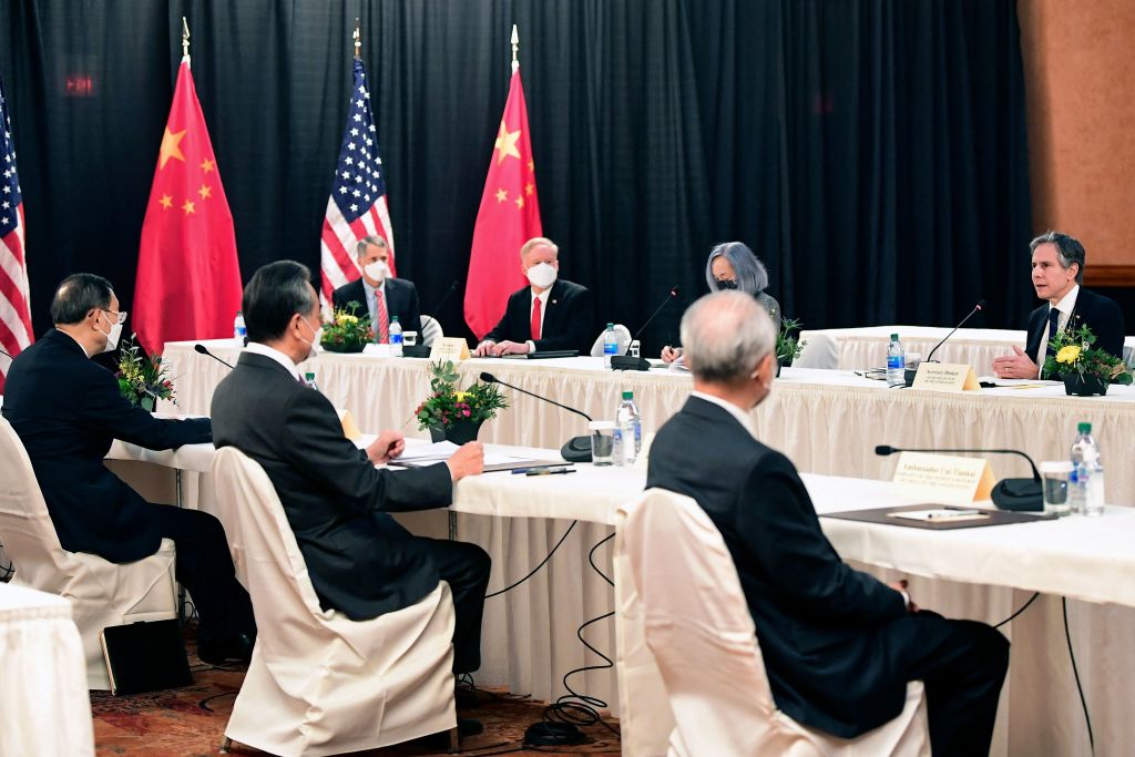 2021年3月18日，中共駐美大使崔天凱（背對者右）、中共外事辦公室主任楊潔篪（背對者左）、中共外長王毅（背對者中）在阿拉斯加與美國國務卿布林肯（右）等舉行外交會談。（Frederic J. Brown/POOL/AFP via Getty Images）