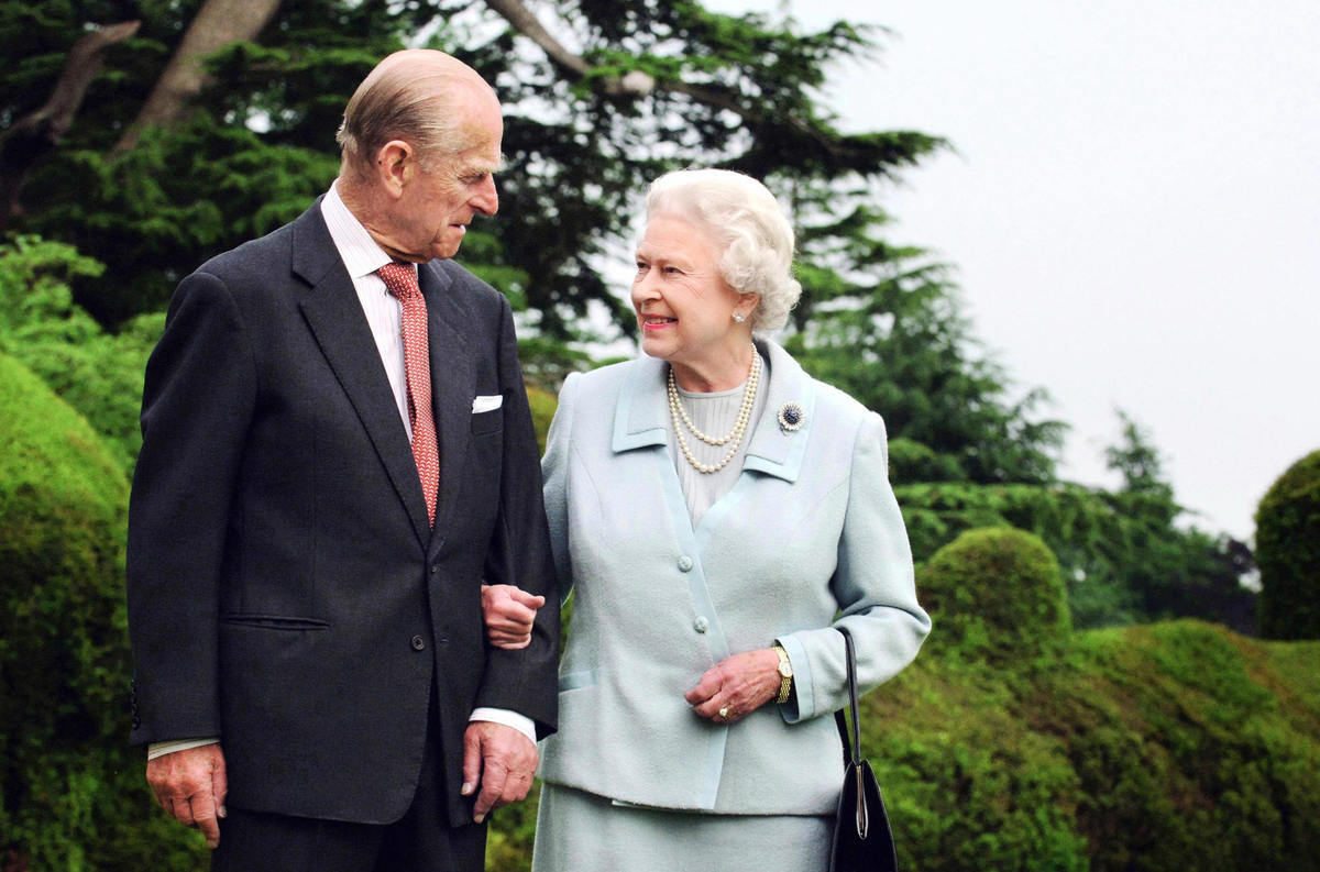 2007年11月18日，英國女王伊利沙伯二世（Elizabeth II）和她的丈夫愛丁堡公爵（Duke of Edinburgh）在布羅德蘭茲（Broadlands）散步。 翌日將是他們的鑽石婚周年紀念日。（FIONA HANSON/AFP via Getty Images）