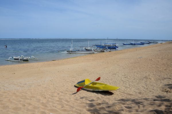 2021年10月14日,印尼峇里島(Bali)登巴薩(Denpasar)附近,COVID-19(中共病毒、新冠病毒)疫情趨緩,峇里島對19個國家的旅客重新開放。圖為冷清的沙努爾海灘(Sanur Beach)。(Sonny Tumbelaka/AFP via Getty Images)