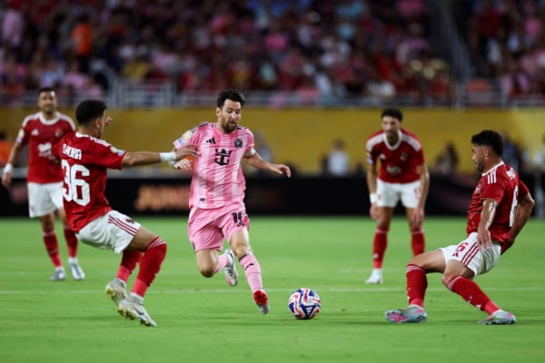2025年6月14日,2025年FIFA俱樂部世界盃揭幕戰,「東道主」邁阿密國際隊與來自埃及的開羅國民隊0:0握手言和。圖為邁阿密國際隊「球王」美斯(中)在比賽中帶球突破瞬間。(Kevin C. Cox/Getty Images)