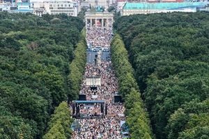 柏林數萬人遊行抗議防疫措施 政客警告勿放鬆