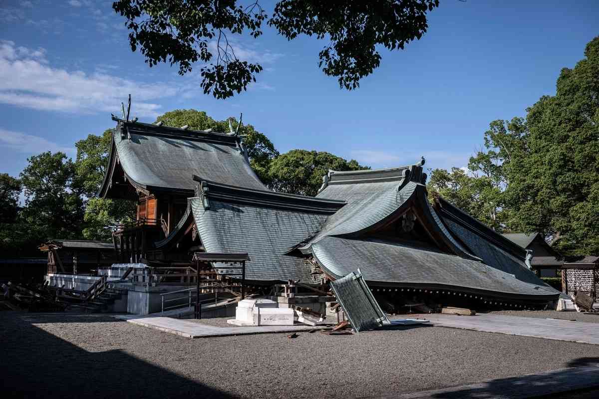 2026年7月29日，日本熊本縣八代市八代神社（Yatsushiro Shrine，又稱妙見宮）部份建築在地震中受損。這是一座擁有悠久歷史的神社，主要供奉北極星與北斗七星信仰相關的神明，每年11月還會舉辦被列入聯合國教科文組織非物質文化遺產的「八代妙見祭」。（Yuichi Yamazaki/AFP via Getty Images）