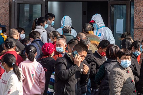 2021年12月7日，浙江寧波居民正在集中接受病毒核酸檢測。中共的「清零」防疫防不住疫情，改口「動態清零」後，還是防不住。（STR/AFP via Getty Images）