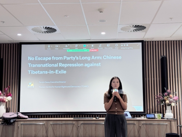 2025年6月20日下午,西藏人權與民主中心(TCHRD)執行主任Tenzin Dawa在由悉尼科技大學(UTS)亞太研究小組(Asia Pacific Research Group)主辦的中共跨國鎮壓研討會上發言。(李睿/大紀元)