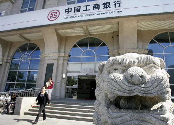 截至2021年12月24日，今年以來商業銀行機構共有2459家銀行網點終止營業。圖為中國工商銀行北京分行。（Frederic J. Brown/AFP/Getty Images 2006-9-28）