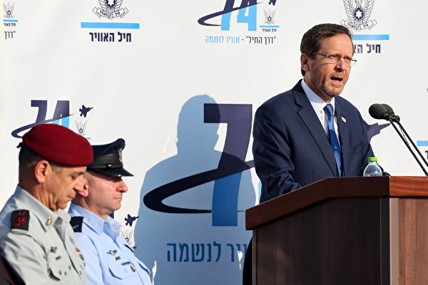 2022年12月28日,以色列哈特澤里姆基地(Hatzerim Base),以色列總統艾薩克‧赫爾佐格(Isaac Herzog,右)在以色列空軍飛行員畢業典禮上發表講話。(Jack Guez/AFP)