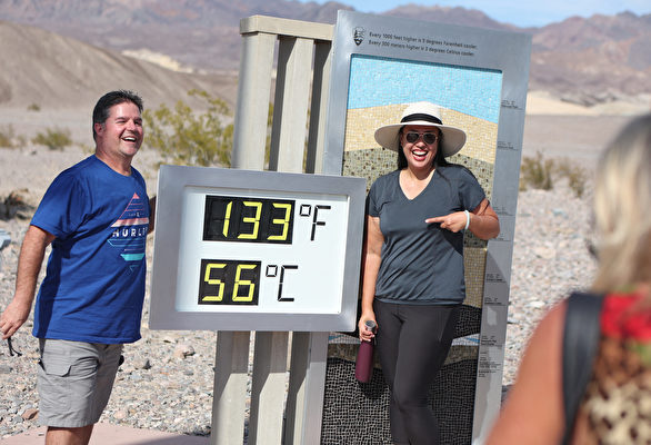 2023年7月16日，在加利福尼亞州死亡谷國家公園（Death Valley National Park）的熱浪中，火爐溪遊客中心（Furnace Creek Visitor Center）的非官方溫度讀數一度為133華氏度（56攝氏度）。（RONDA CHURCHILL/AFP via Getty Images）