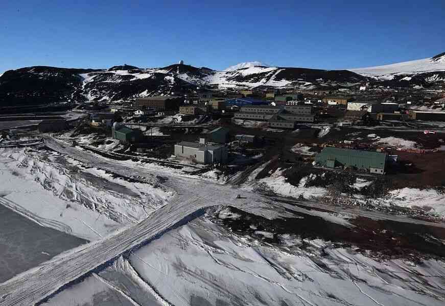 紐西蘭空軍從黑暗極寒的南極救出三美國人