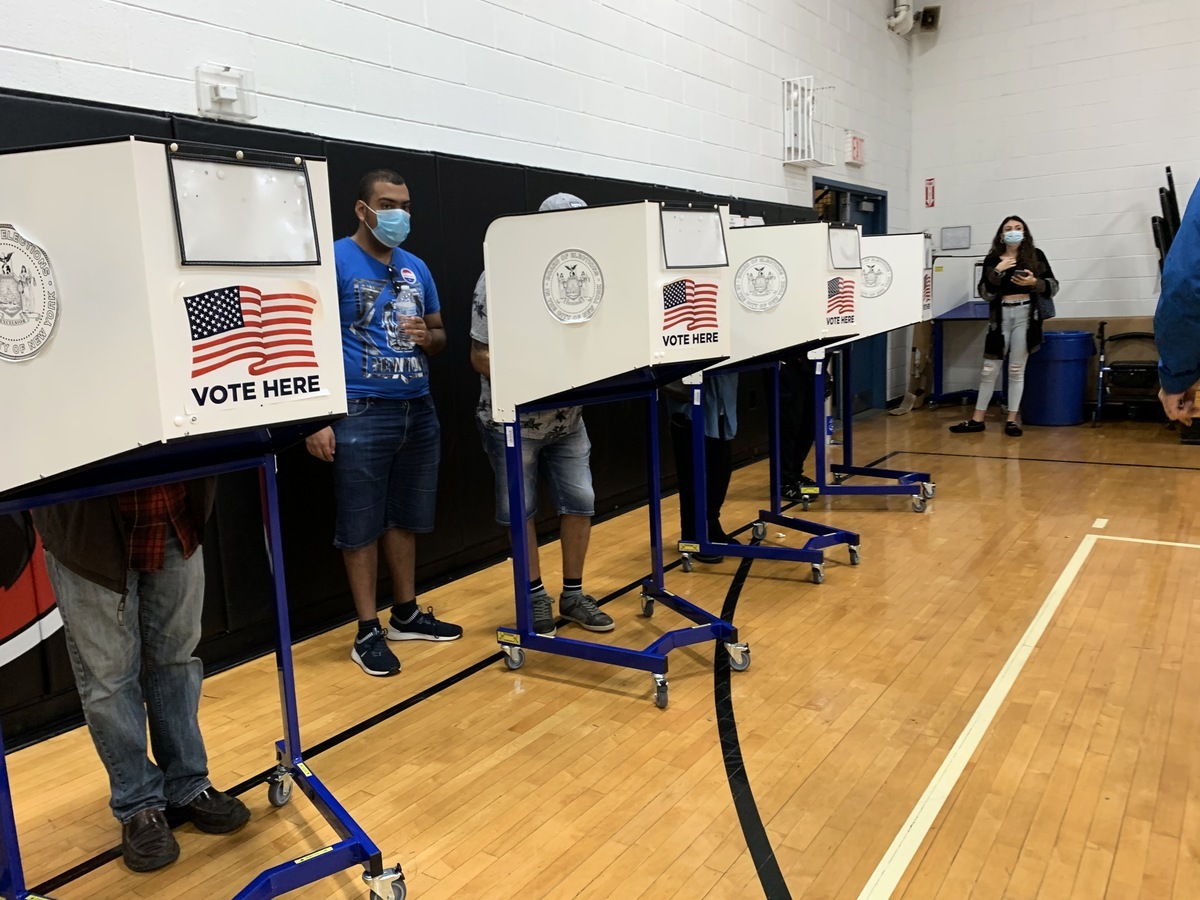 紐約州在今年首次允許總統大選提前投票，圖為選民在紐約華人社區法拉盛的投票站投票。（林丹/大紀元）