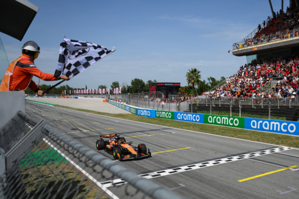2025年6月1日,F1大獎賽西班牙站正賽在巴塞隆拿的加泰羅尼亞賽道舉行,杆位發車的麥拿侖澳洲車手皮亞斯特利(Oscar Piastri)全程領跑,奪得賽季第五冠。圖為皮亞斯特利率先衝線瞬間。(David Ramos/Getty Images)