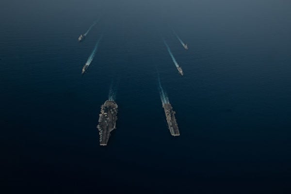 2021年4月9日，馬金島號兩棲攻擊艦（LHD8）戰備群與羅斯福號航母（CVN71）戰鬥群在南海共同演練。（美國海軍）