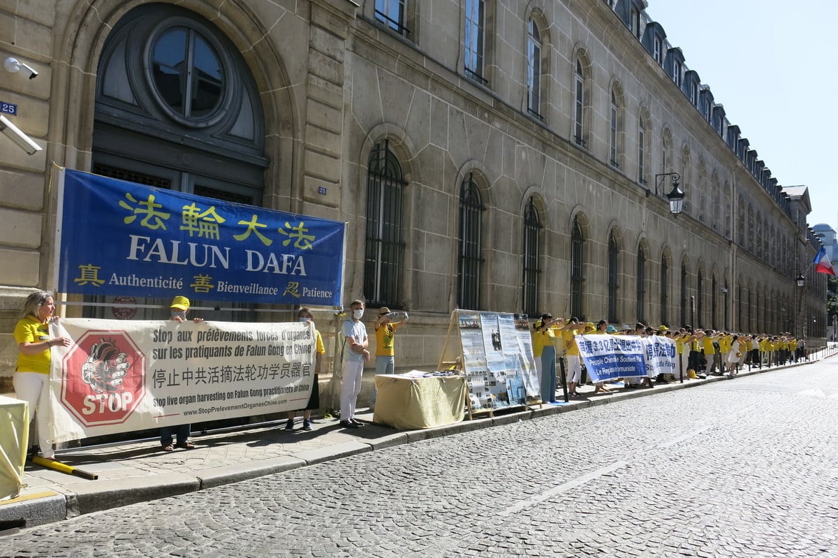 2020年7月20日，法國部份法輪功學員在中共大使館面前和平請願，呼籲停止迫害。（關宇寧／大紀元）