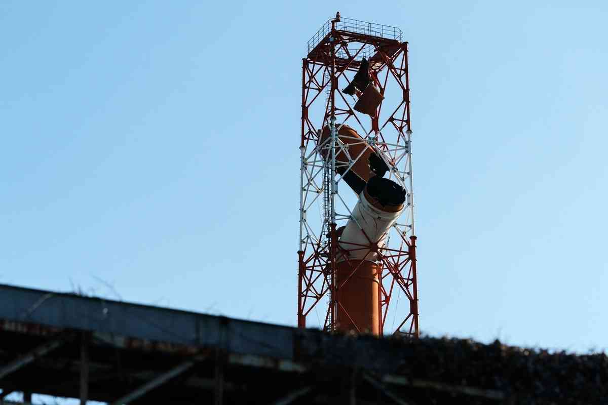 2026年7月29日，日本製紙公司八代工廠的煙囪因地震受損折斷，致使該工廠遭受重大損失。（Tomohiro Ohsumi/Getty Images）