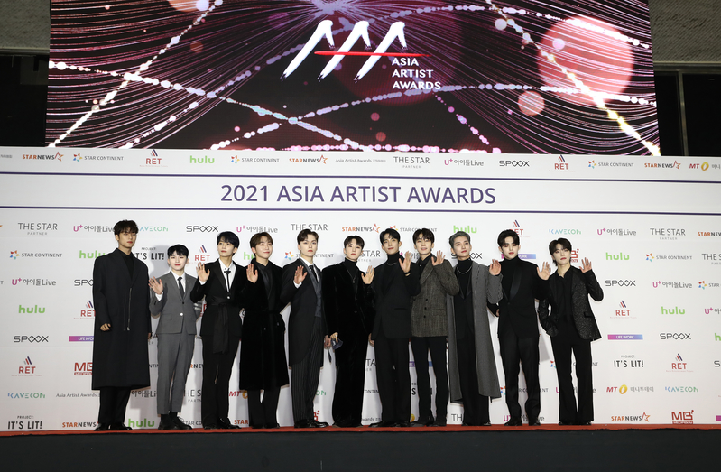  南韓人氣男團SEVENTEEN出席2021 AAA（Asia Artist Awards）頒獎典禮紅毯照。（Chung Sung-Jun/Getty Images）
