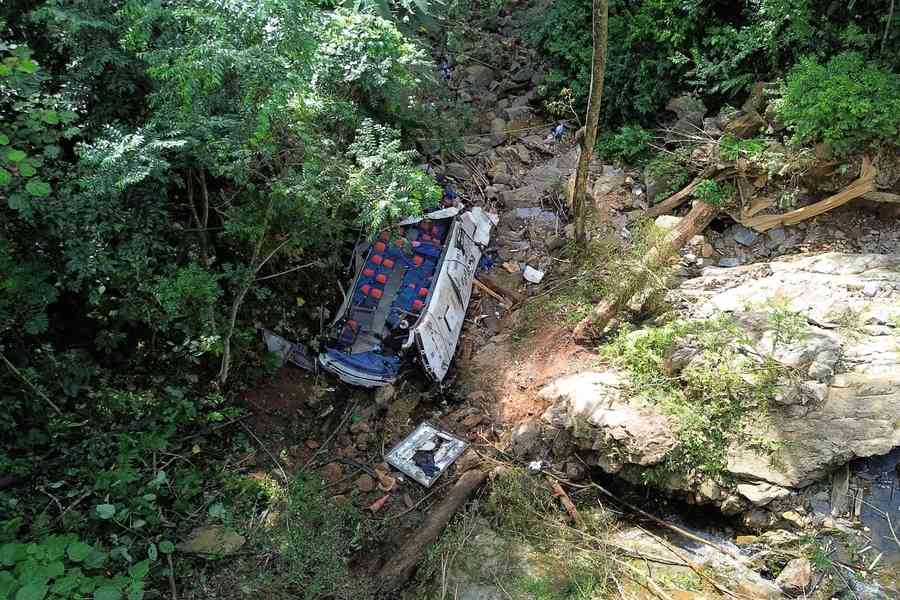 哥倫比亞一巴士墜崖釀17死 多為高中畢業生