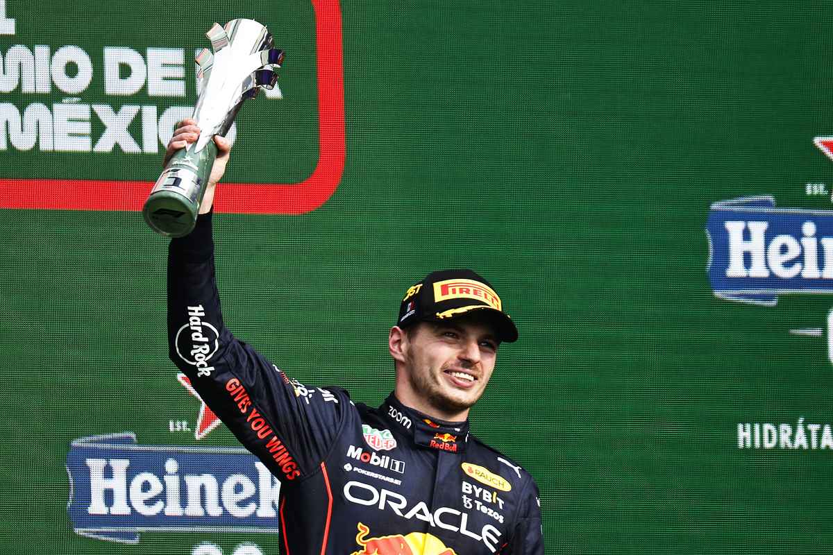 2022年10月30日，F1本賽季倒數第三站——墨西哥大獎賽，紅牛荷蘭籍車手韋斯達賓（Max Verstappen）憑藉出色發揮，奪得賽季第14個冠軍，創造了F1單賽季分站冠軍數的新紀錄。（Chris Graythen/Getty Images）