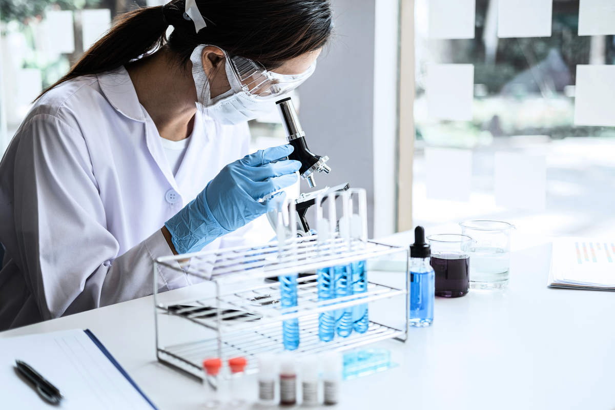 技術人員在基因檢測實驗室工作。（Shutterstock）