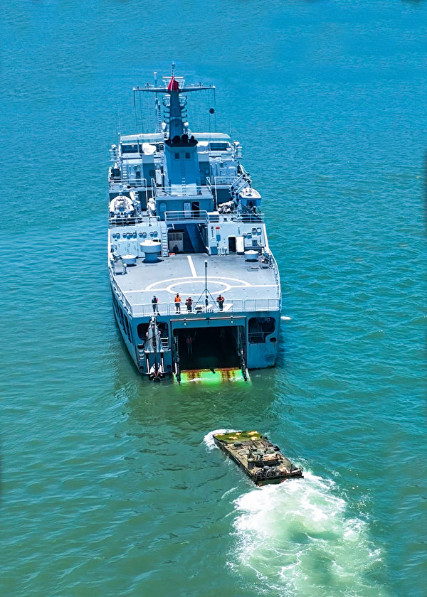 2022年8月27日,中共東部戰區陸軍和海軍在福建漳州附近水域訓練。兩棲登陸戰車結束訓練後應正在返回登陸艦,水面上風平浪靜。(CFOTO/Future Publishing via Getty Images)