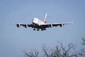 燃油短缺加劇 航空公司被迫削減航班並漲價