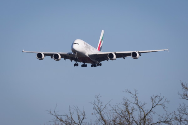 燃油短缺加劇 航空公司被迫削減航班並漲價