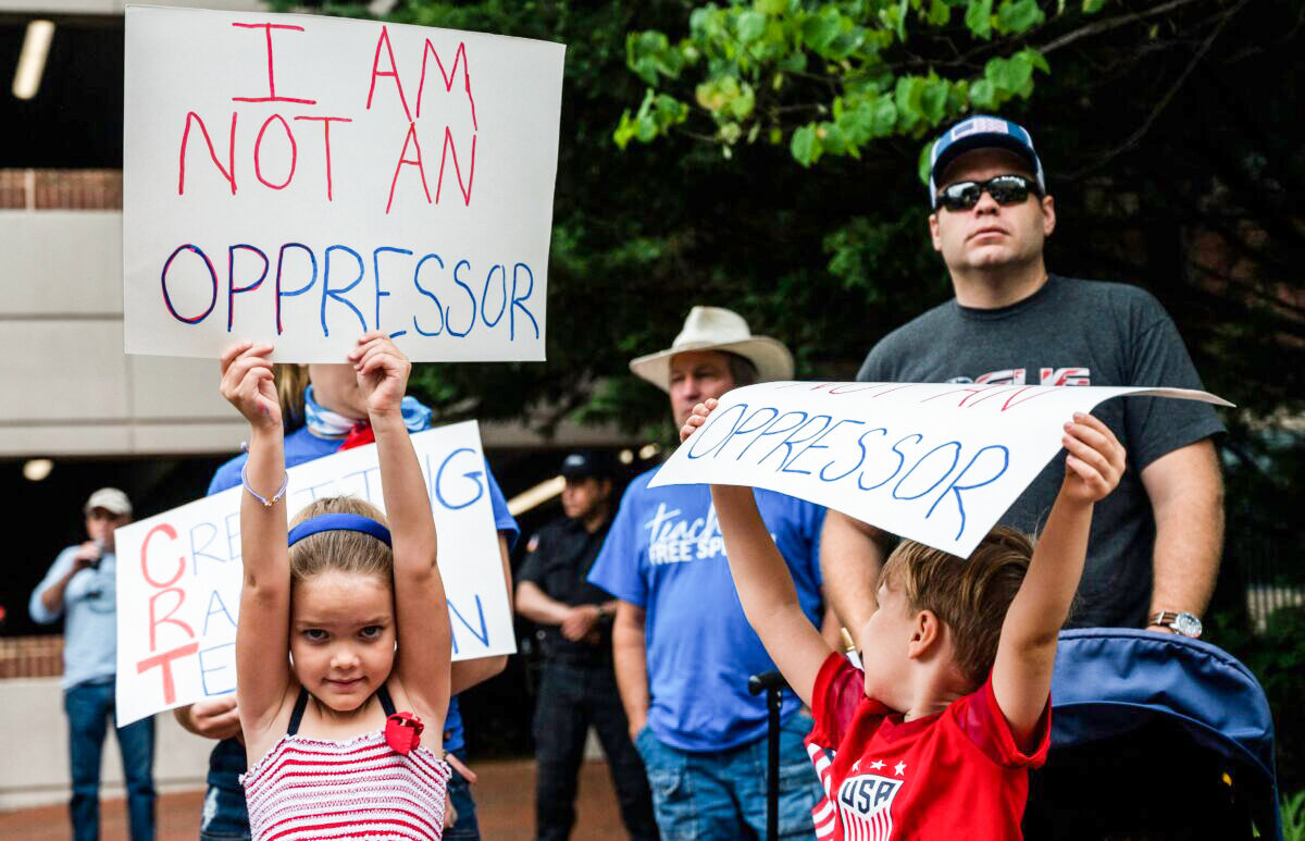 2021年6月12日，在維珍尼亞州利斯堡的勞登縣政府中心（Loudoun County Government Center）舉行的反對學校教授批判性種族理論的集會上，孩子們舉著標語。（Andrew Caballero-Reynolds/AFP via Getty Images）