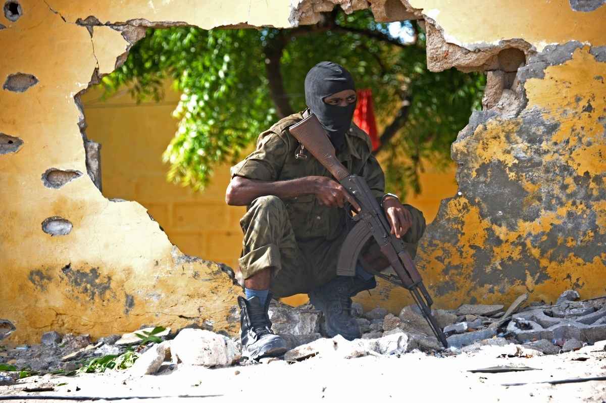 2015年6月21日，一名索馬里士兵在青年黨武裝份子對摩加迪沙（Mogadishu）的一個軍事情報基地進行自殺式襲擊的地點旁邊站崗。（Mohamed Abdiwahab/AFP via Getty Images）
